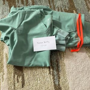 Figs Jade catarina top - XS
Figs Jade Zamora pants - S/P